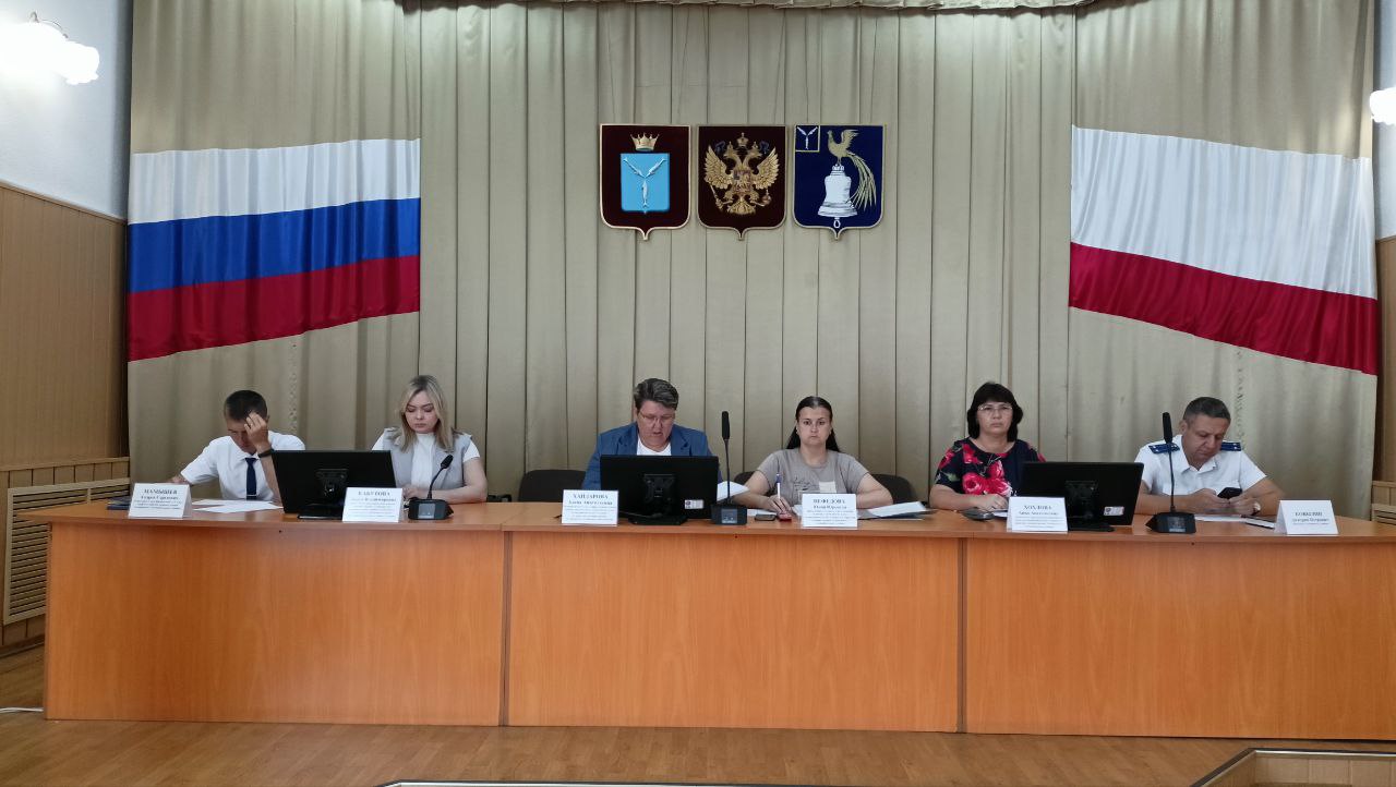Заседание комиссии по делам несовершеннолетних.