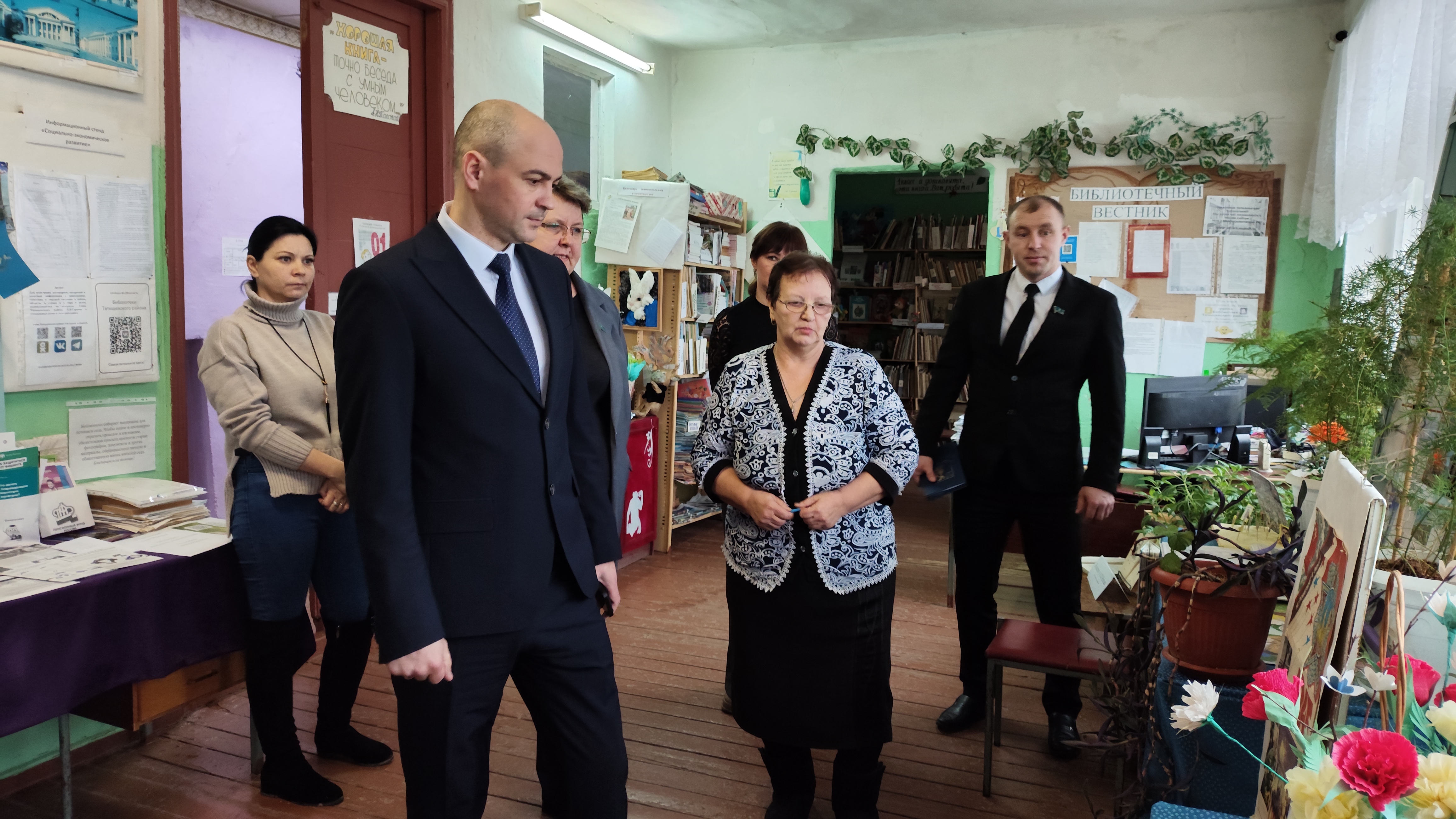 Сегодня глава Татищевского муниципального района А.В. Мордвинцев проверил работу учреждений социальной сферы в селах Идолга и Мизино-Лапшиновка.