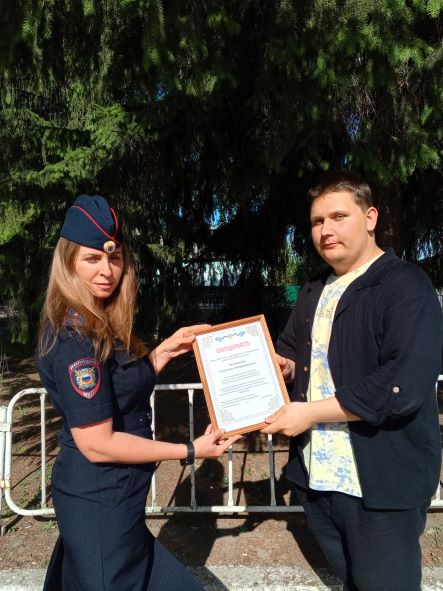 Общественники поздравили инспектора ПДН с предстоящим праздником и выразили слова благодарности.