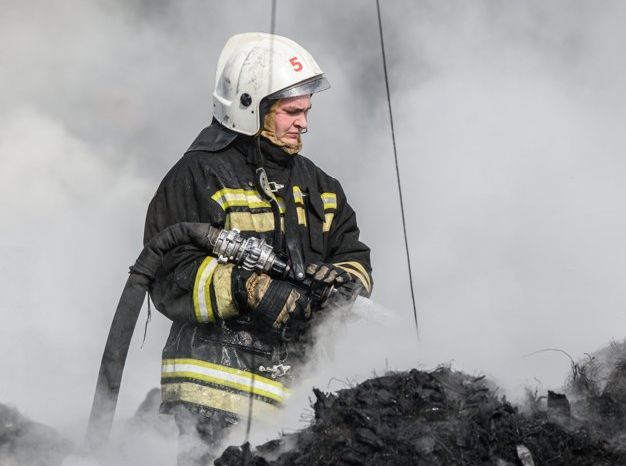 На промышленном предприятии в Энгельсе ночью удалось добиться ликвидации открытого горения.