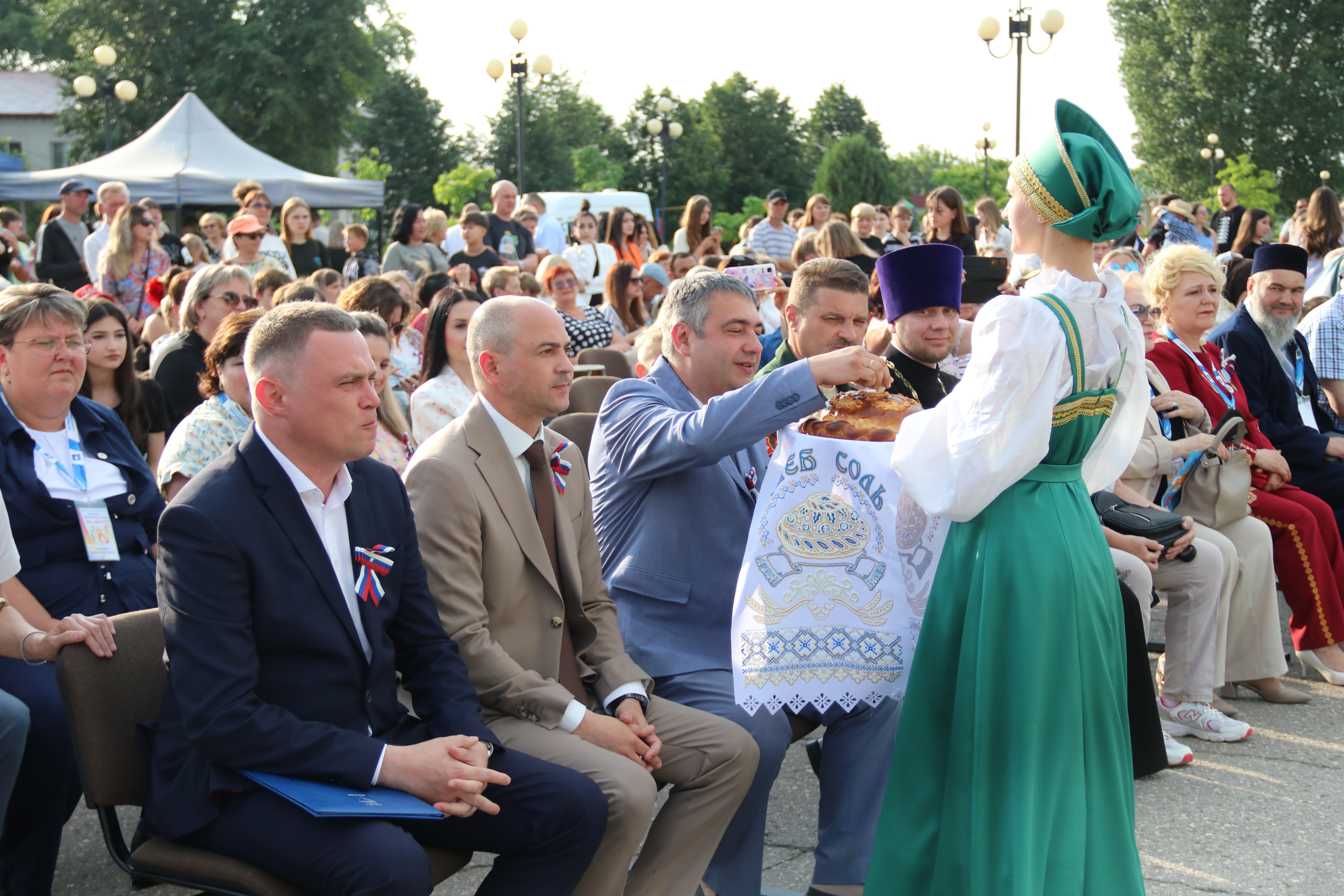 В праздничный День России Центральная площадь р.п. Татищево вновь стала центром культурного единения и дружбы народов. Здесь состоялся традиционный XII районный фестиваль национальных культур «Мы вместе!».