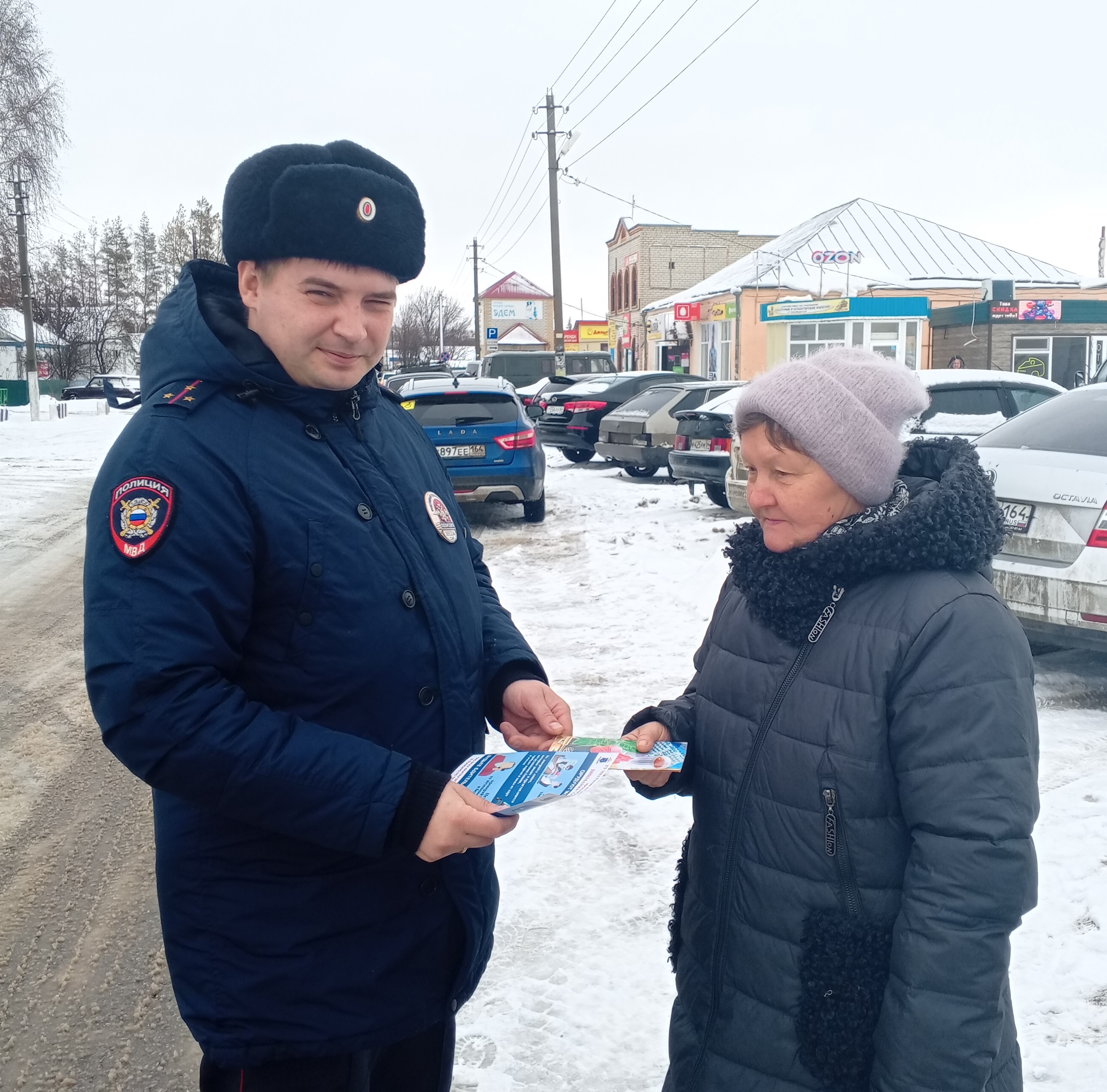 Участковые уполномоченные полиции совместно с Общественным советом поздравили жительниц р.п. Татищево  с наступающим Международным женским днем.
