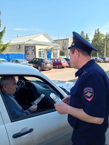 Полицейские провели разъяснительные беседы с населением по профилактике дистанционного мошенничества.