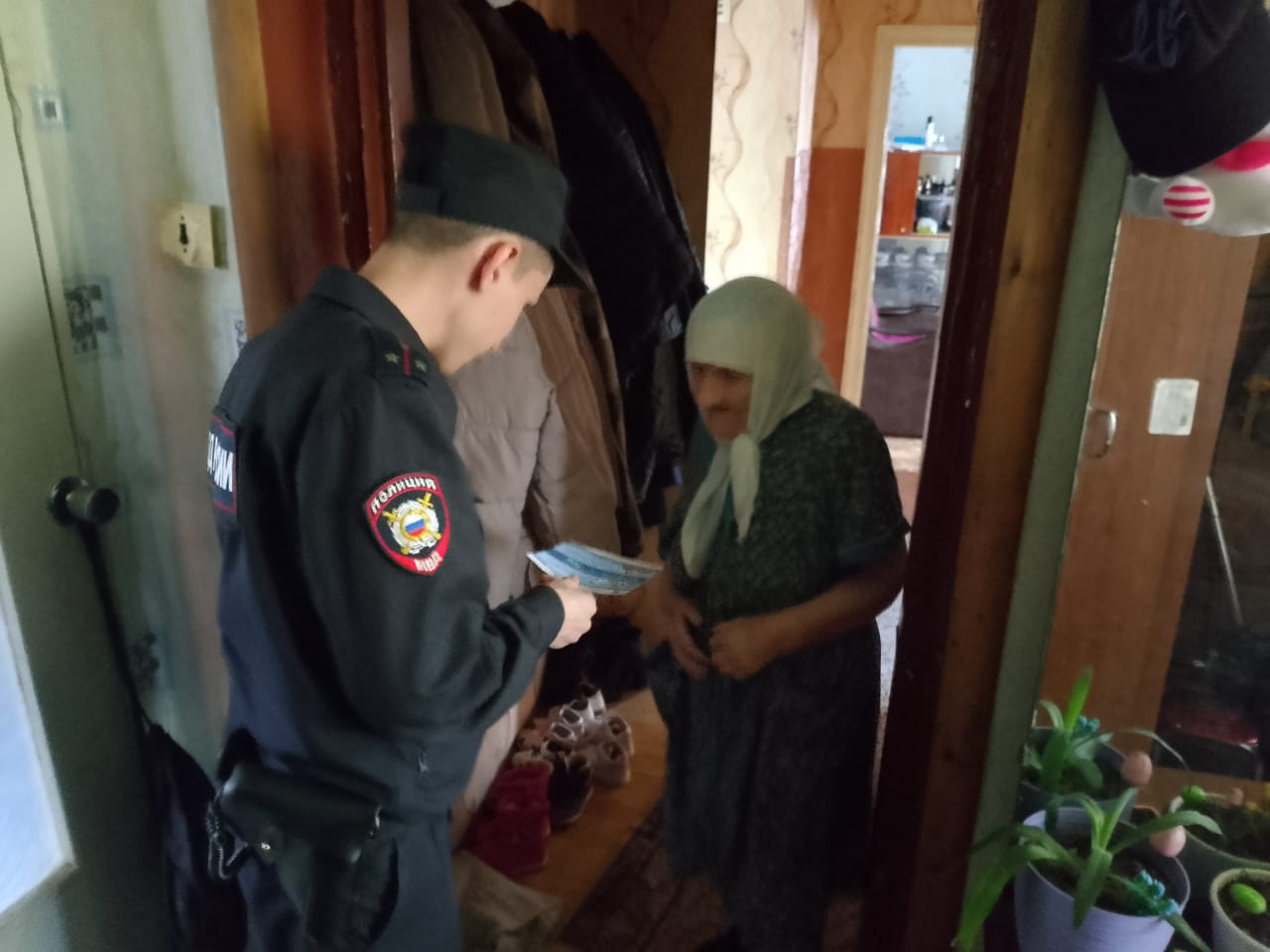 Сотрудники полиции провели профилактическое мероприятие  с участниками блокадного Ленинграда в ВОВ, тружениками тыла ВОВ,  вдовами погибших и инвалидами ВОВ Татищевского района по  противодействию дистанционным мошенничествам.