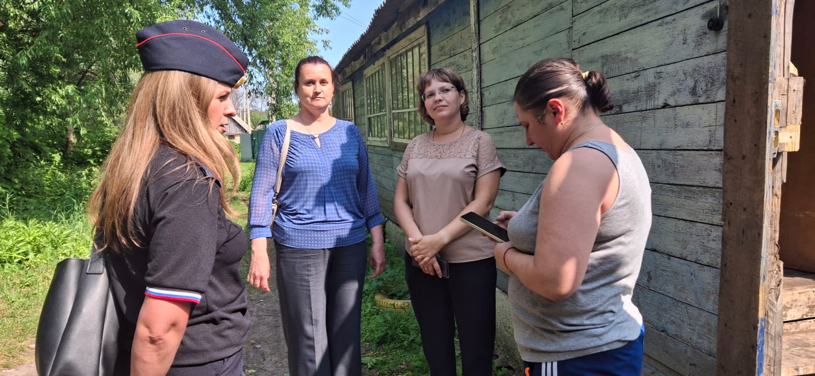 В рамках акции «Каникулы с общественным советом» инспектор ПДН и общественники ОМВД России по Татищевскому району провели профилактическую работу с неблагополучными семьями района.