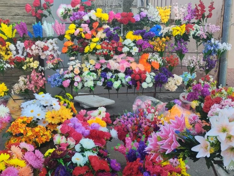 Сегодня в р.п. Татищево на территории рынка "Олимп" проходит ярмарка "Весна -2026".