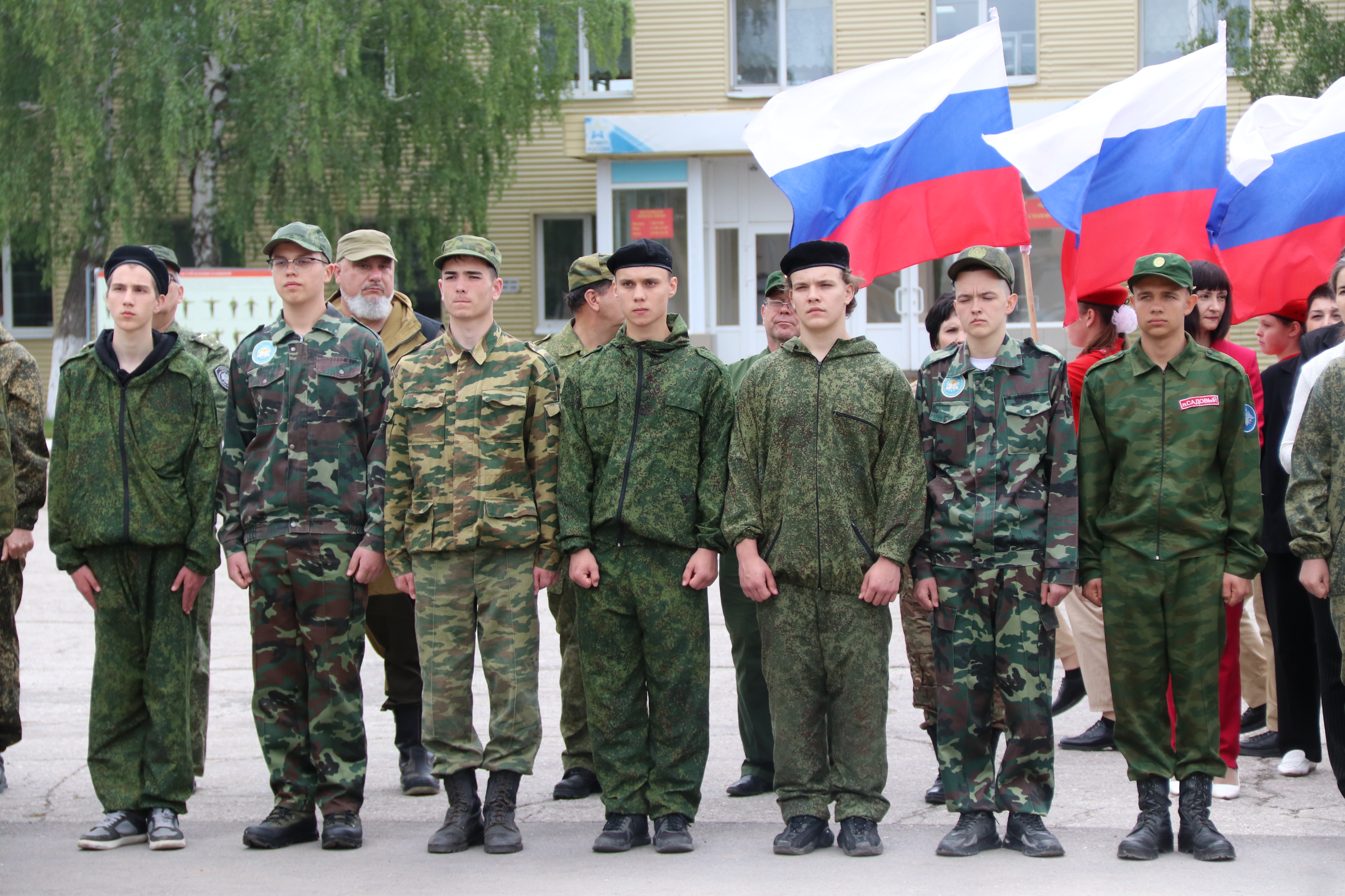 Сегодня глава Татищевского муниципального района А.В. Мордвинцев принял участие в торжественном открытии учебных военно-полевых сборов юношей, учащихся 10 классов общеобразовательных учреждений Татищевского района.