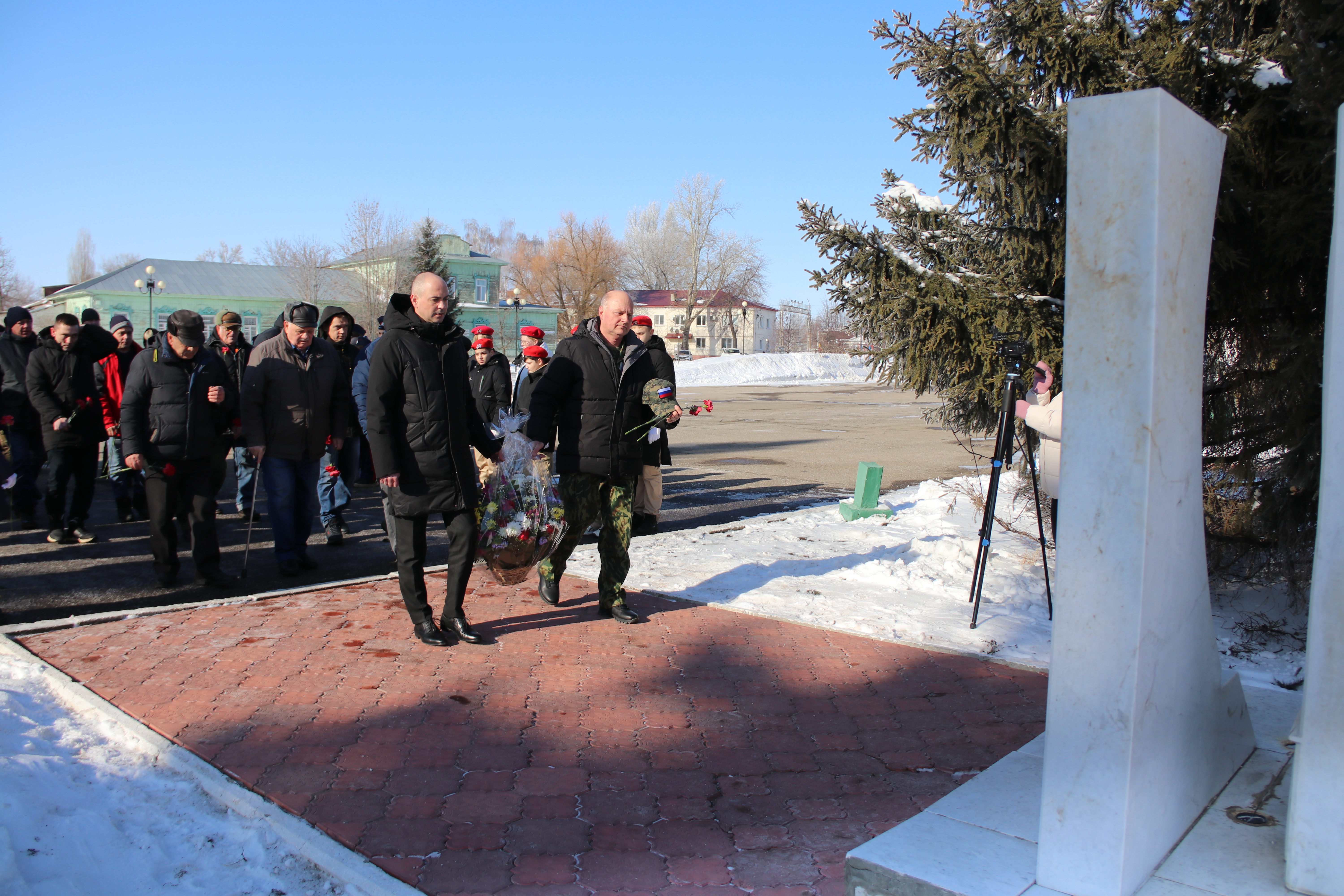 Сегодня глава Татищевского муниципального района А.В. Мордвинцев возложил цветы к памятнику землякам, погибших в локальных войнах и военных конфликтах, в преддверии Дня памяти о россиянах, исполнявших служебный долг за пределами Отечества.