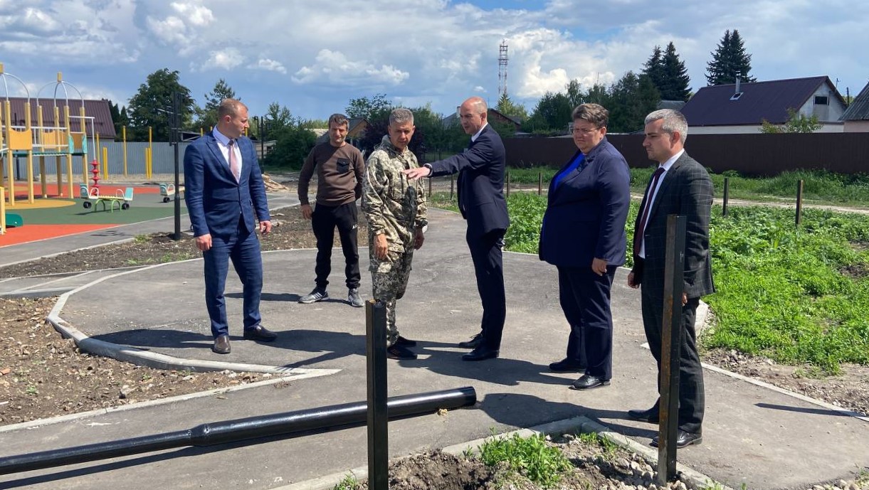 Сегодня глава Татищевского муниципального района А.В. Мордвинцев провел инспекционную поездку в селе Вязовка с целью проверки готовности к открытию сквера и детского оздоровительного лагеря.