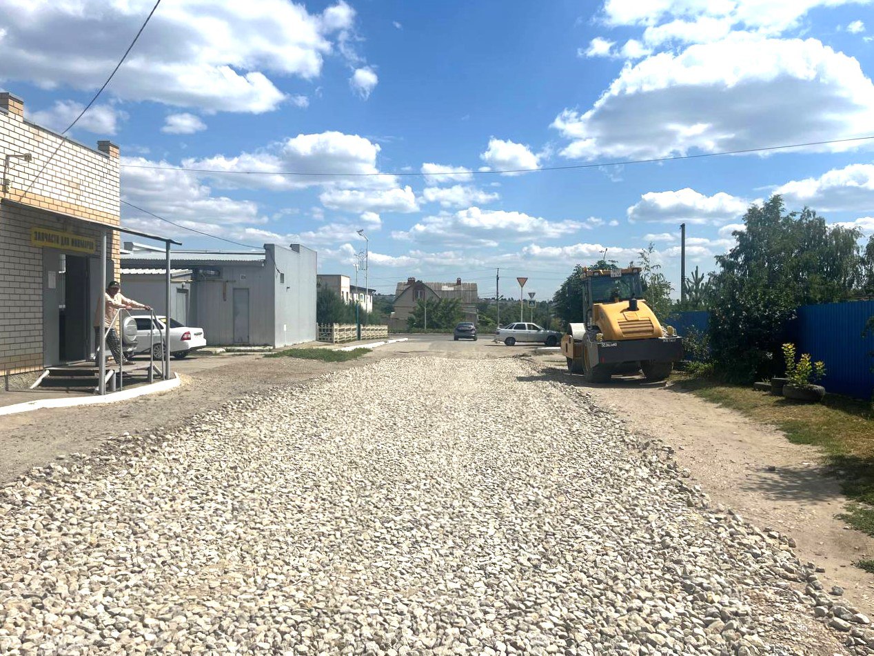 Сегодня в р.п. Татищево начались работы по ремонту дорожного покрытия переулка Сельхозтехники.