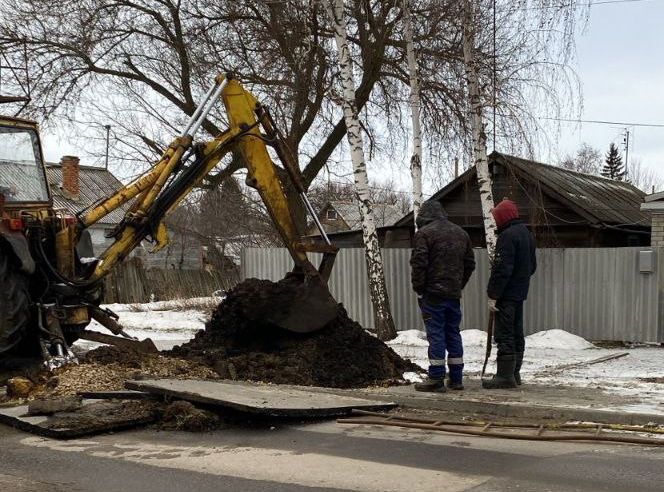 Сегодня работники МУП &quot;Комфортный город&quot; устранили порыв на центральном водопроводе, произошедший на ул. Дзержинского в р.п. Татищево.