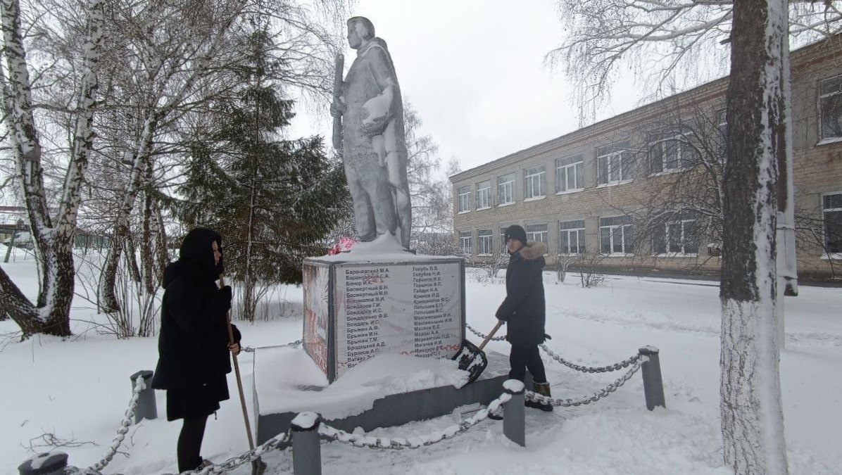 Учащиеся школ села Большая Каменка и села Ягодная Поляна присоединился к районной акции &quot;Поможем памятникам и обелискам&quot;.