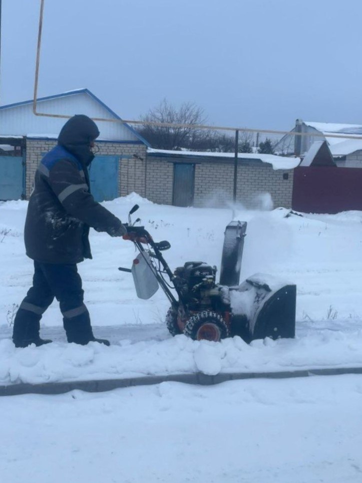 В р.п. Татищево продолжаются работы по расчистке дорог от снега.