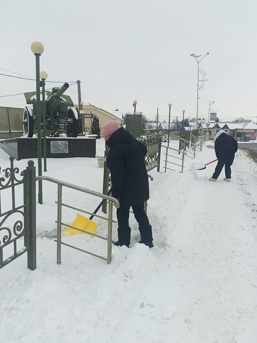 Продолжаются работы по уборке снега в р.п. Татищево.