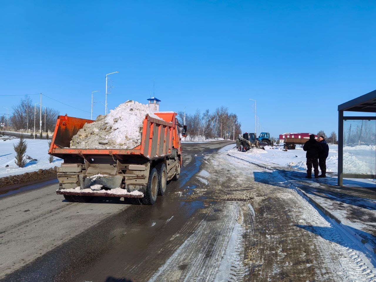 В р.п. Татищево продолжаются работы по расчистке дорог от снега.