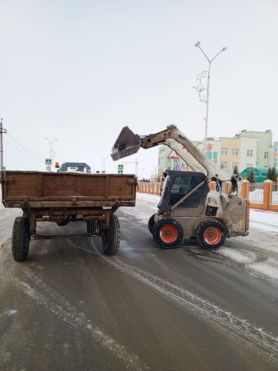 В р.п. Татищево продолжается работа по благоустройству.