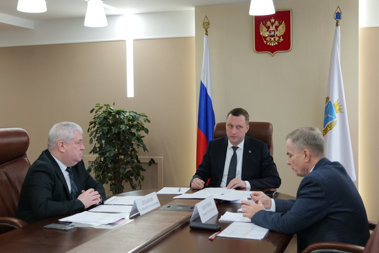 Губернатор области Роман Бусаргин в ходе совещания с представителем фонда ОМС:.