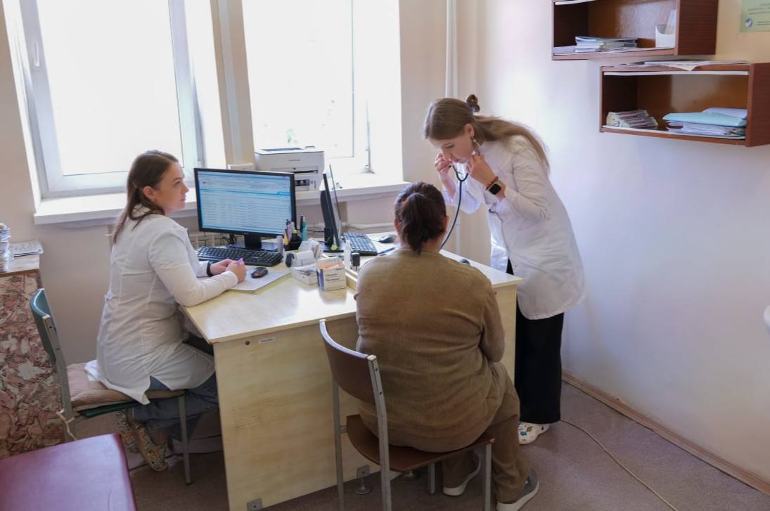 С сегодняшнего дня выездные приемы узких специалистов в районных больницах будут проводиться еженедельно, а не раз в месяц.