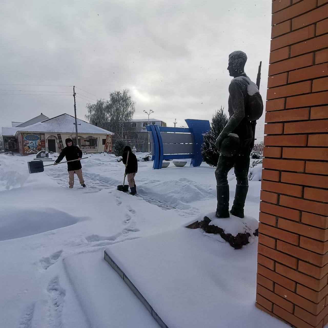 Члены отряда Юнармия Татищевского лицея приняли участие в акции «Поможем памятникам и обелискам».