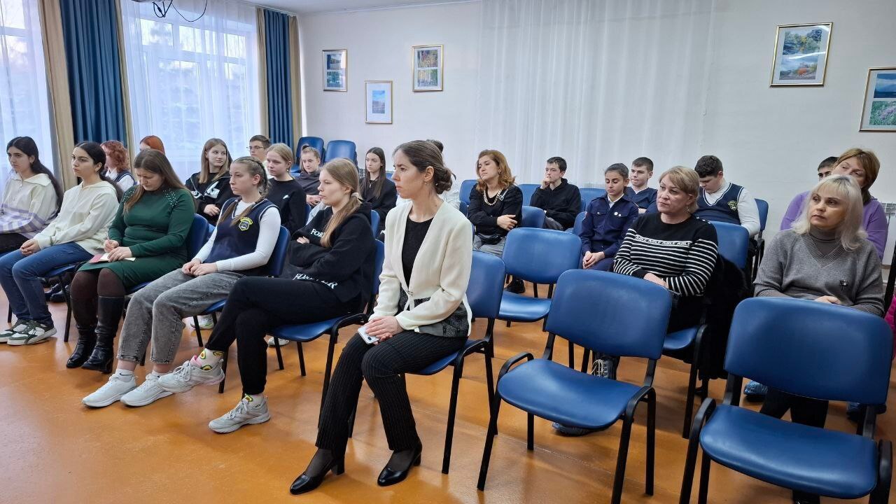 Главный врач Татищевской районной больницы М.Н. Берсенева провела встречу с учащимися выпускных и предвыпускных классов школы с. Вязовка, а также их родителями.