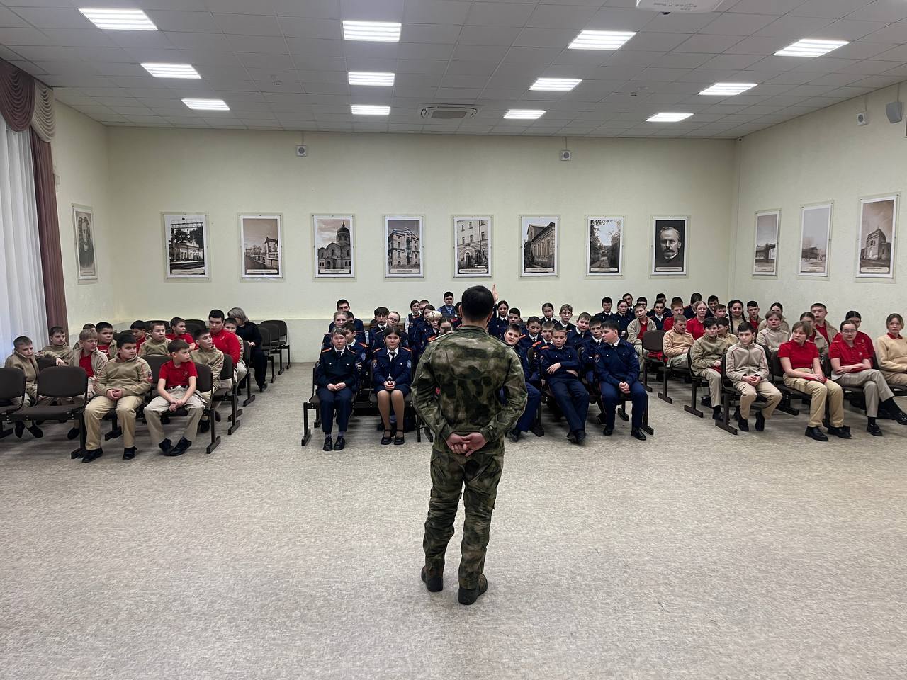 В преддверии Дня защитника Отечества в Татищевском лицее состоялась встреча с участником специальной военной операции, выпускником Татищевского лицея.