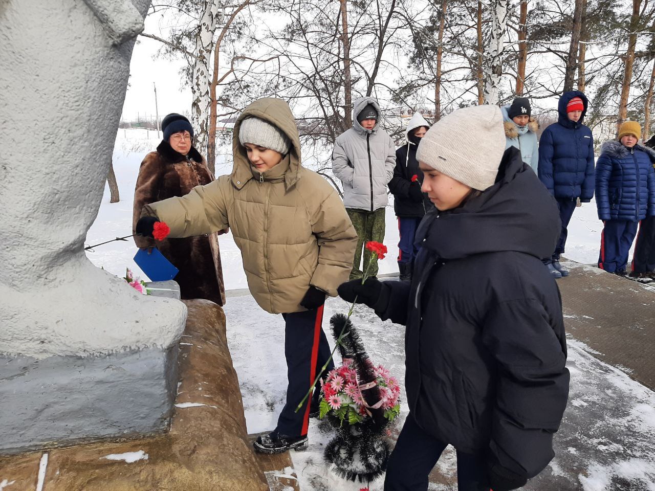 Сегодня в школе д. Македоновка прошел торжественный митинг, посвященный Дню защитника Отечества.