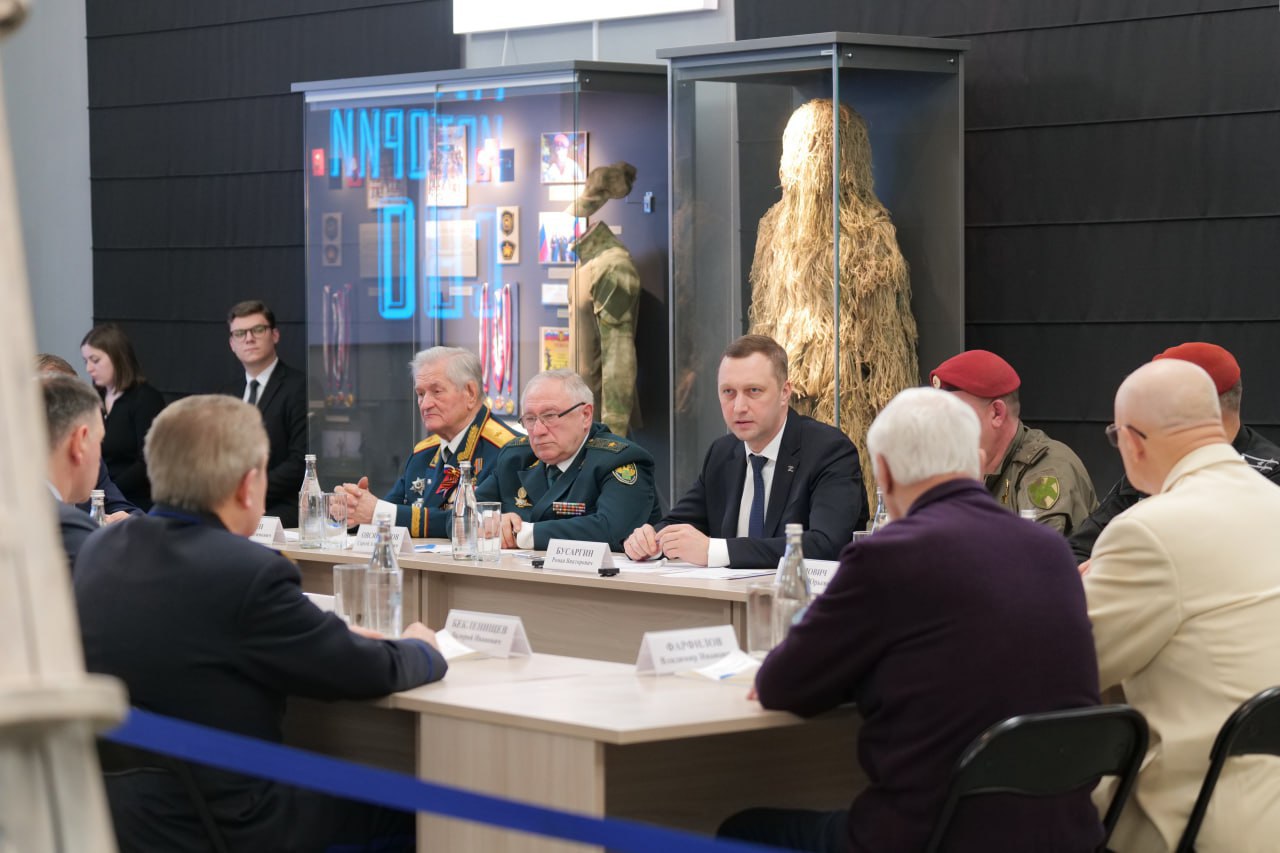 Губернатор области Роман Бусаргин, вместе с офицерами и нашими военнослужащими, сегодня, на площадке музея специальной военной операции, обсуждал вопросы патриотического воспитания молодежи и сохранения памяти о подвигах участников СВО:.
