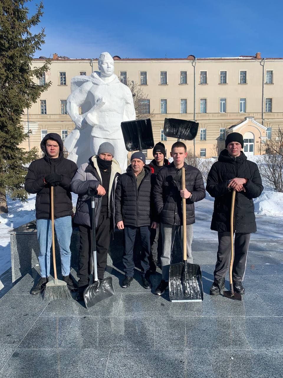 В преддверии Дня защитника Отечества по всему району продолжаются работы по очистке памятников и обелисков от снега.