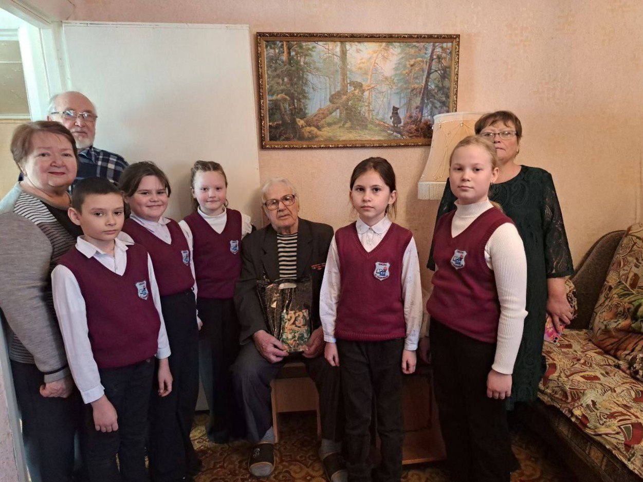 Члены местного отделения &quot;Движения первых&quot; и Татищевского Союза Молодёжи школы п. Садовый поздравили участников специальной военной операции и тех, кто служил в &quot;горячих точках&quot;, воина-интернационалиста В.А. Киселева и жителя блокадного Ленинграда В.Ф. Ло.