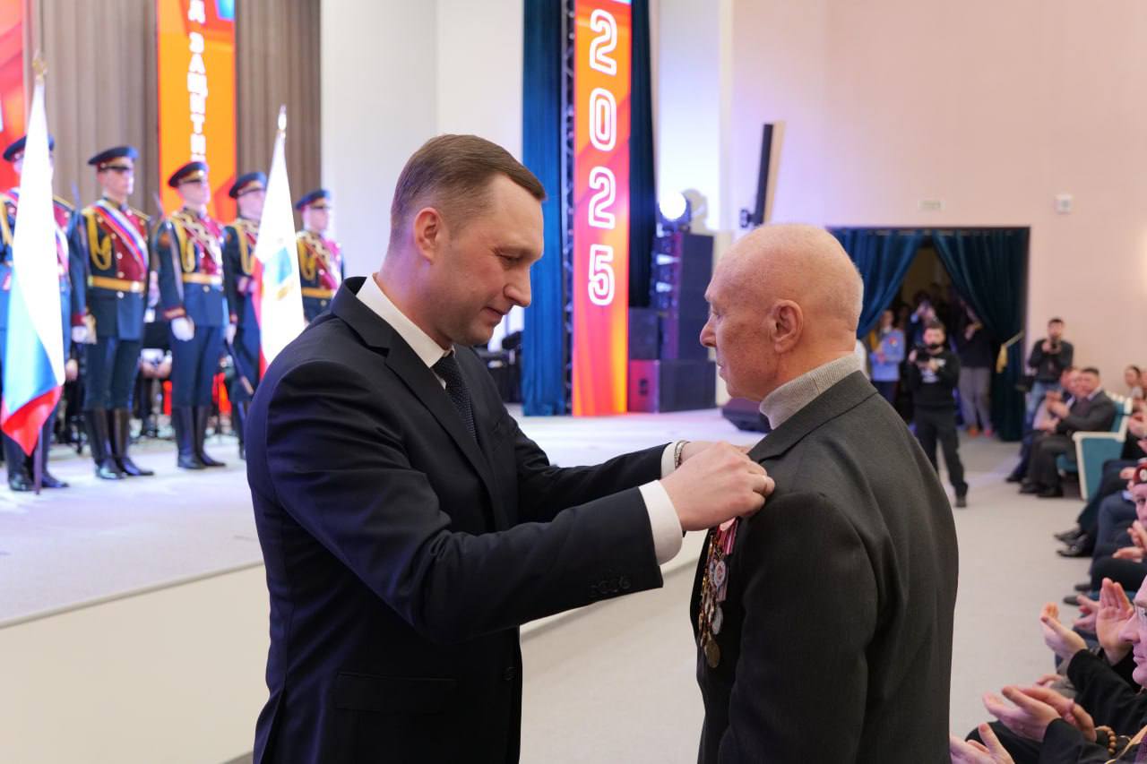 С предстоящим Днем защитника Отечества поздравил губернатор области Роман Бусаргин наших бывших и действующих военнослужащих, ветеранов, участников боевых действий и всех, кто знает, что такое служение Родине.