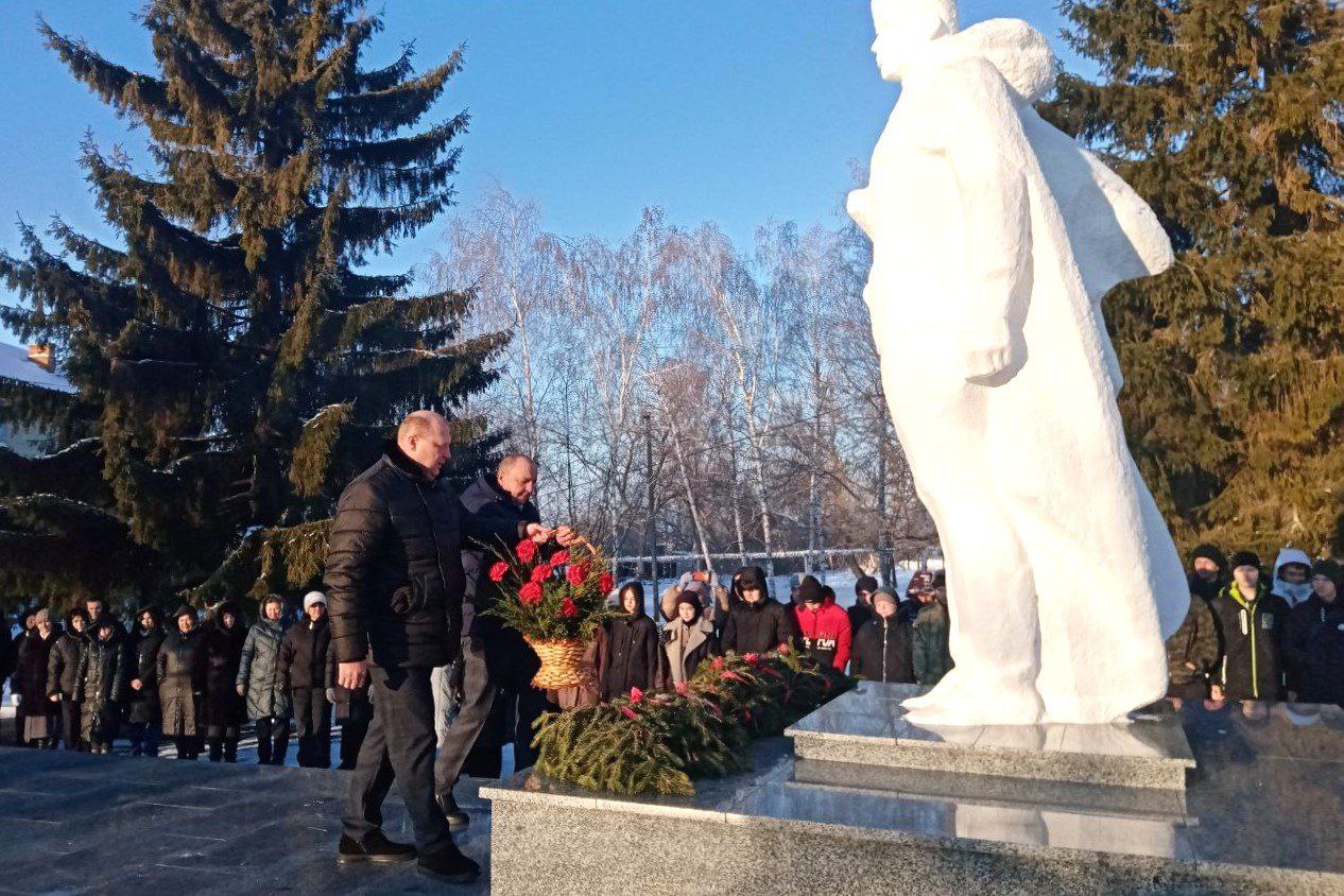 В преддверии Дня защитника Отечества в Татищевском районе проходят митинги у памятников воинов-односельчан, погибшим в годы Великой Отечественной войны.