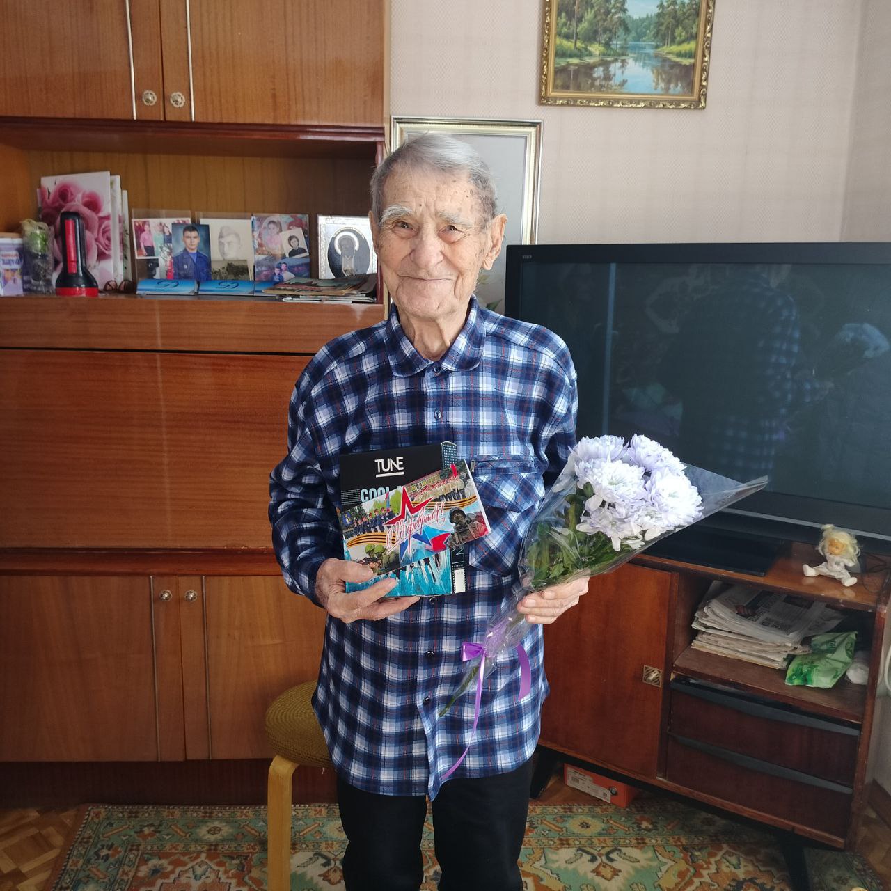 Накануне Дня защитника Отечества от имени главы Татищевского муниципального района А.В. Мордвинцева работники администрации поздравили жителя р.п.Татищево, ветерана войны и труженика тыла Анатолия Ефремовича Лесина.