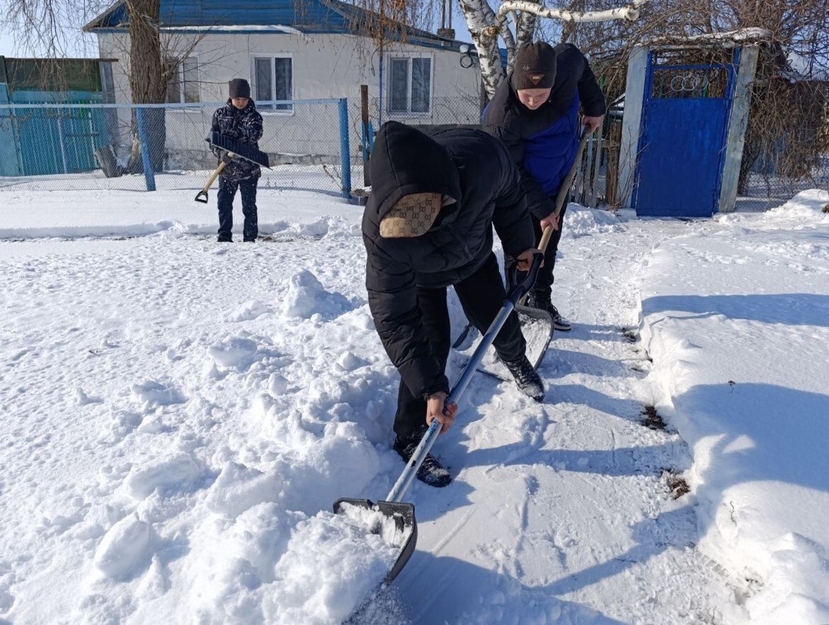 Тимуровский отряд &quot;Доброе сердце&quot; Карамышской школы оказал посильную помощь пожилым жителям села..