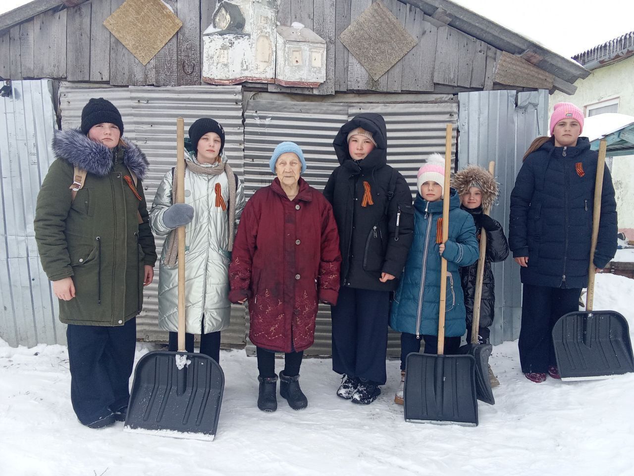 Тимуровский отряд &quot;Дружба&quot; школы с. Кувыка оказал помощь в уборке снега труженице тыла - Андриановой Зинаиде Васильевне.