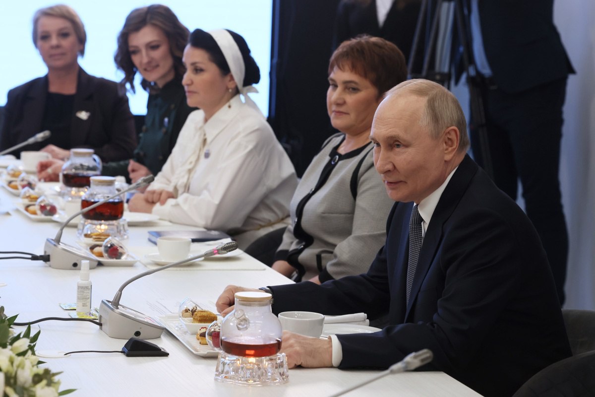 На недавней встрече с сотрудницами и подопечными московского филиала фонда «Защитники Отечества» Президент России Владимир Путин обсудил важные вопросы, касающиеся поддержки участников специальной военной операции (СВО), их детей и родственников.