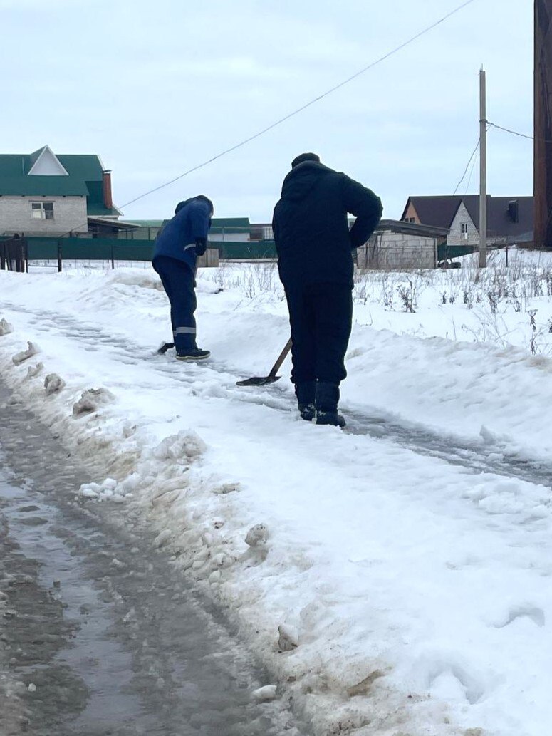В райцентре продолжаются работы по очистке улиц от снега и наледи.