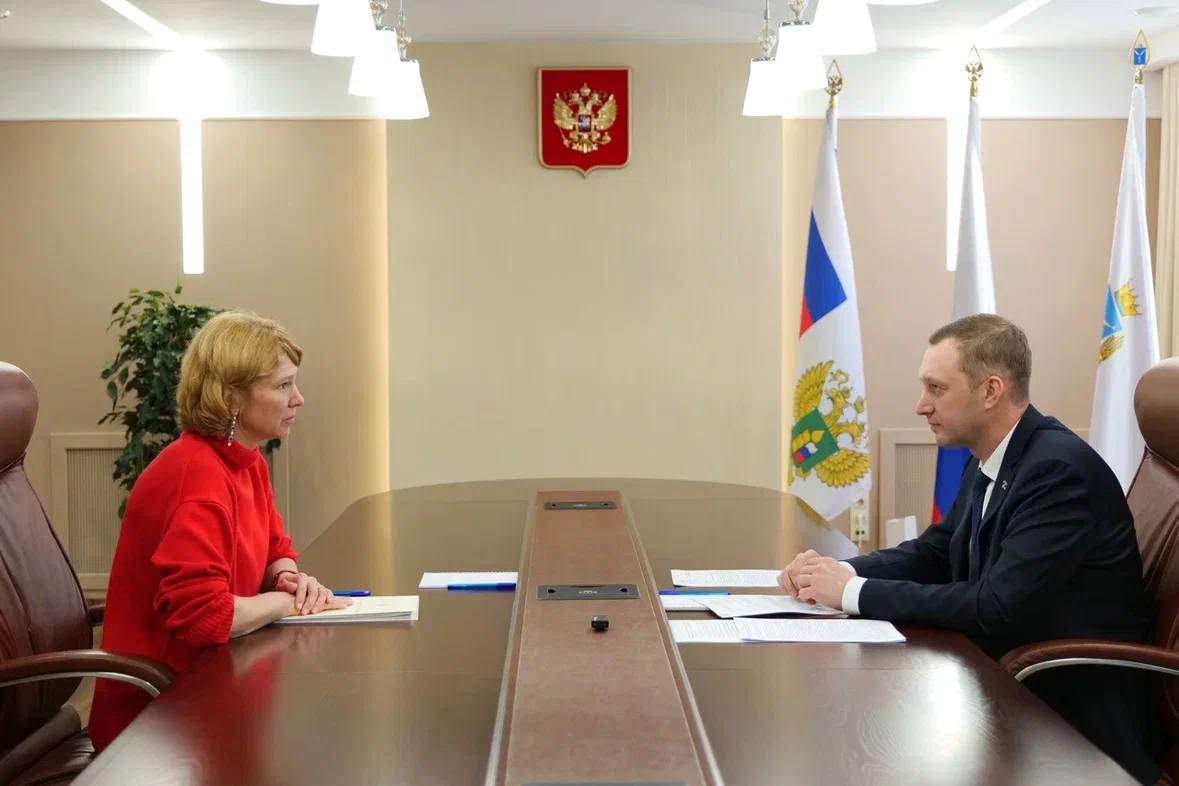 В рамках встречи с Министром сельского хозяйства РФ Оксаной Лут губернатор области Роман Бусаргин поблагодарил федеральный центр за поддержку саратовских аграриев .