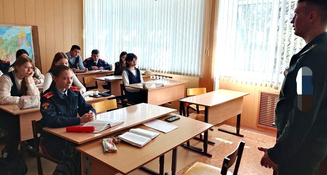 Встреча с будущим: курсант Михайловской академии встретился с татищевскими школьниками.