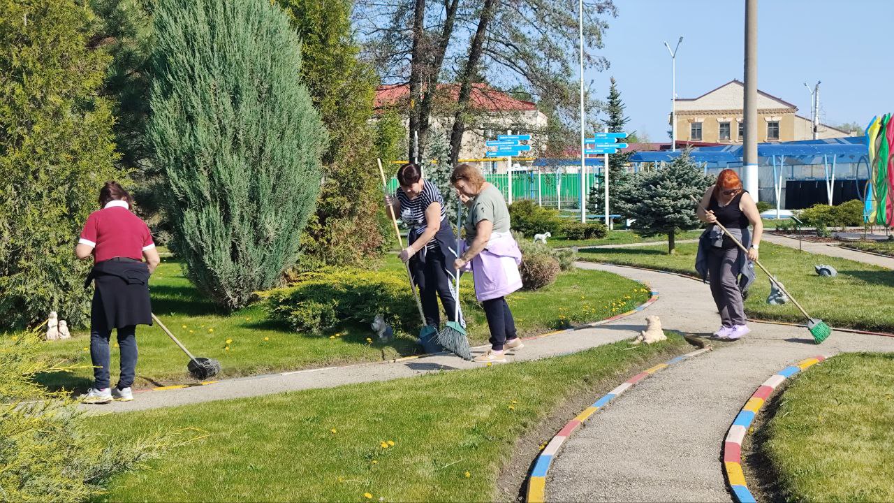 В р.п. Татищево проходит Всероссийский субботник.