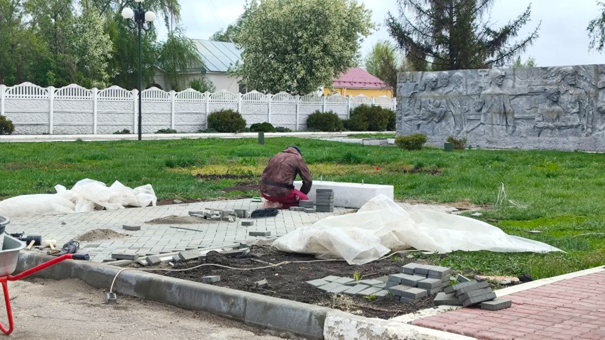 На центральной площади р.п. Татищево продолжаются работы по благоустройству общественного пространства в рамках федеральной программы «Формирование комфортной городской среды», входящей в состав национального проекта «Инфраструктура для жизни».