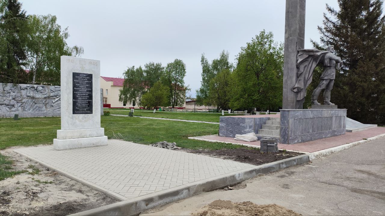 На центральной площади р.п. Татищево завершилась реставрация и перемещение памятников, посвящённых участникам Великой Отечественной войны, а также землякам, погибшим в локальных войнах и военных конфликтах.
