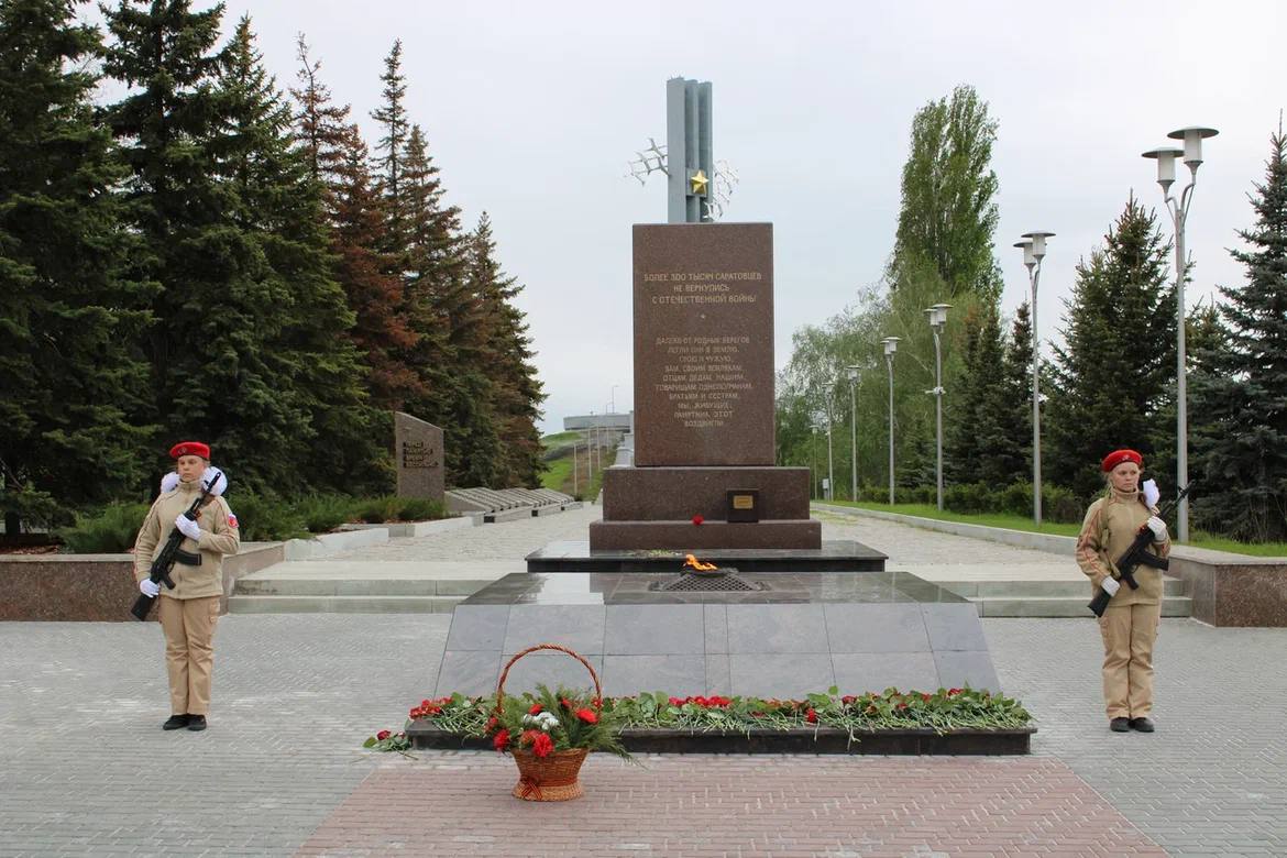 На Соколовой горе у мемориала «Вечный огонь» прошел очный этап Смотра часовых Поста № 1, в котором приняли участие 11 команд из образовательных организаций г. Саратова, г. Энгельса, г. Балаково, а также Татищевского, Пугачевского и Балтайского районов.
