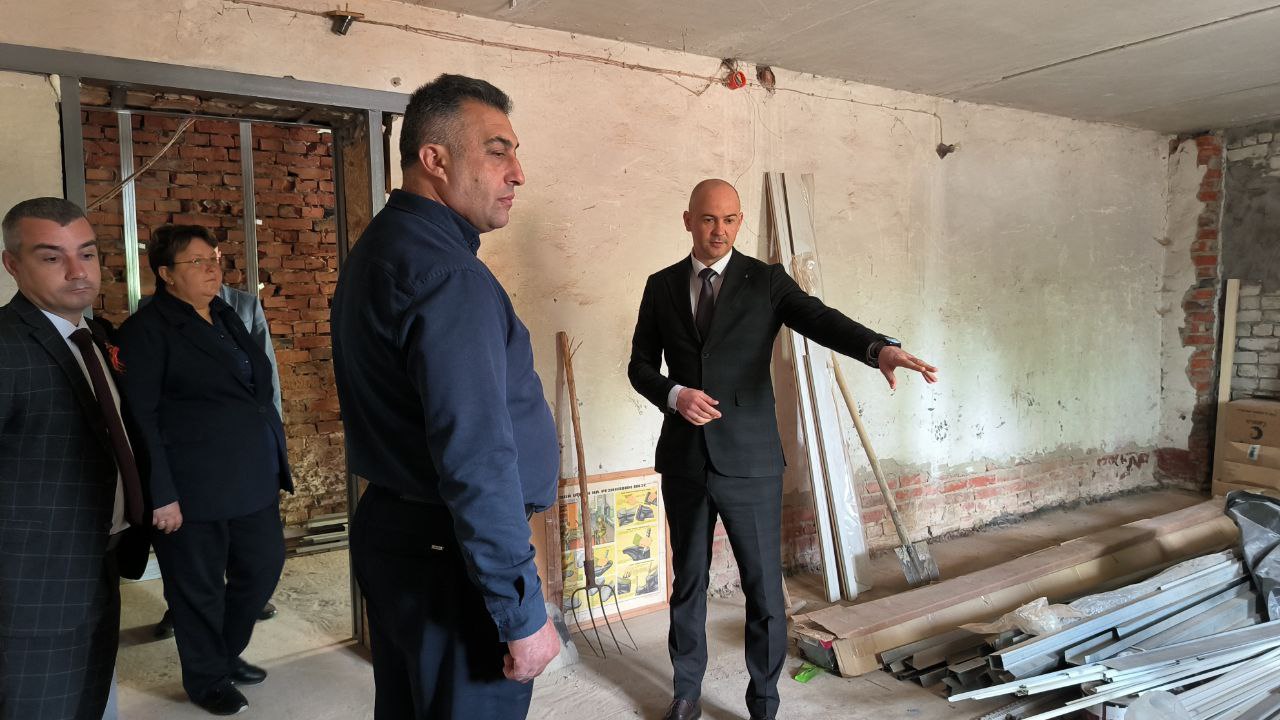Сегодня глава Татищевского муниципального района А.В. Мордвинцев провёл очередную строительную планёрку в райвоенкомате совместно с подрядчиком и профильными специалистами администрации района.