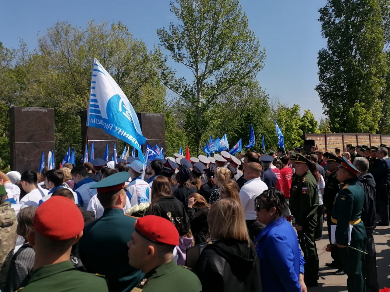 Сегодня, в Парке Победы на Соколовой горе, состоялась церемония увековечивания памяти наших земляков, погибших в ходе проведения специальной военной операции на территории Украины.
