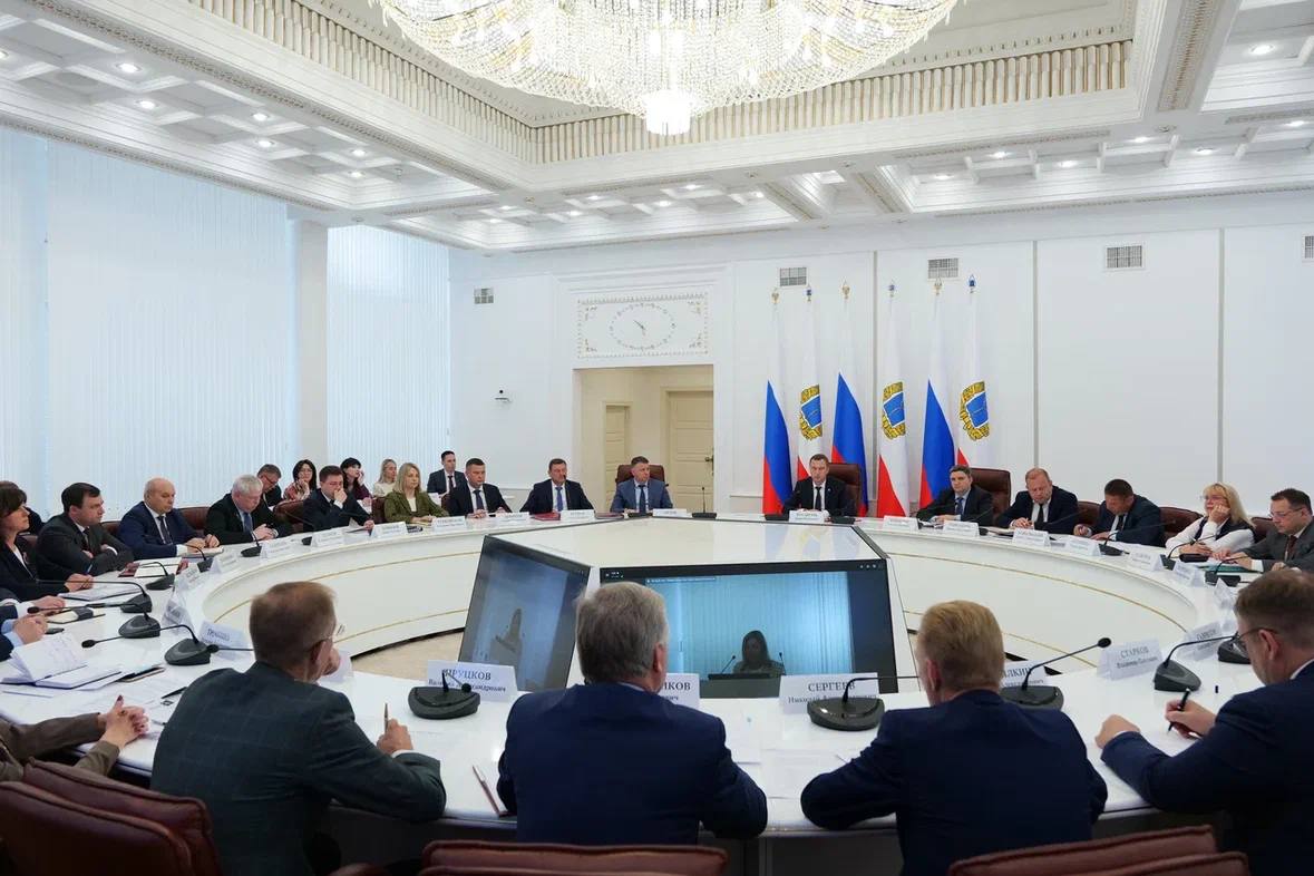 Губернатор Роман Бусаргин провел постоянно действующее совещание с участием зампредов и министров Правительства области, а также глав районов.