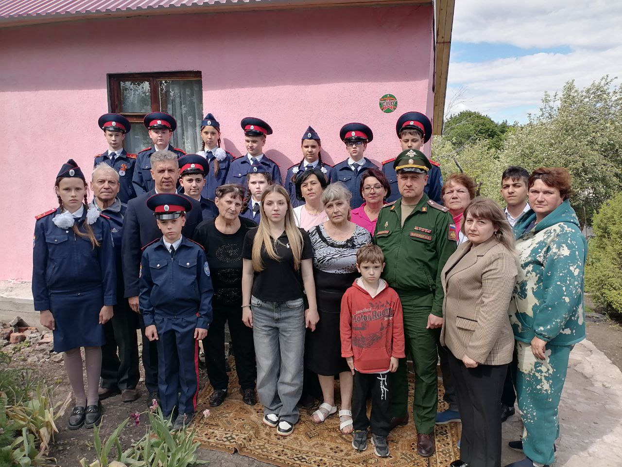 В Татищевском районе проходит торжественное мероприятие «Звезда на дом участника СВО».