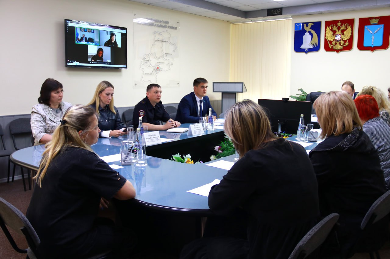 В малом зале администрации Татищевского района прошло очередное заседание рабочей группы межведомственной комиссии по противодействию нелегальной занятости.