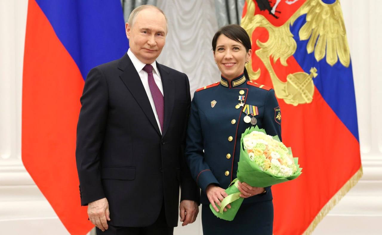 Президент Владимир Путин наградил Звездой Героя России медсестру мотострелкового подразделения ефрейтора Людмилу Болилую.