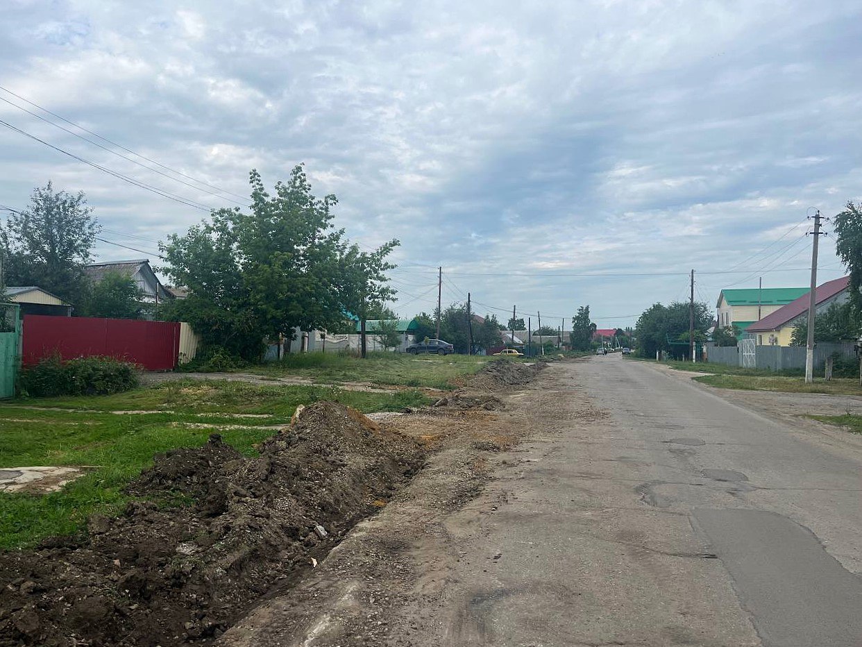 Начались работы по благоустройству улицы Чапаева в р.п. Татищево.