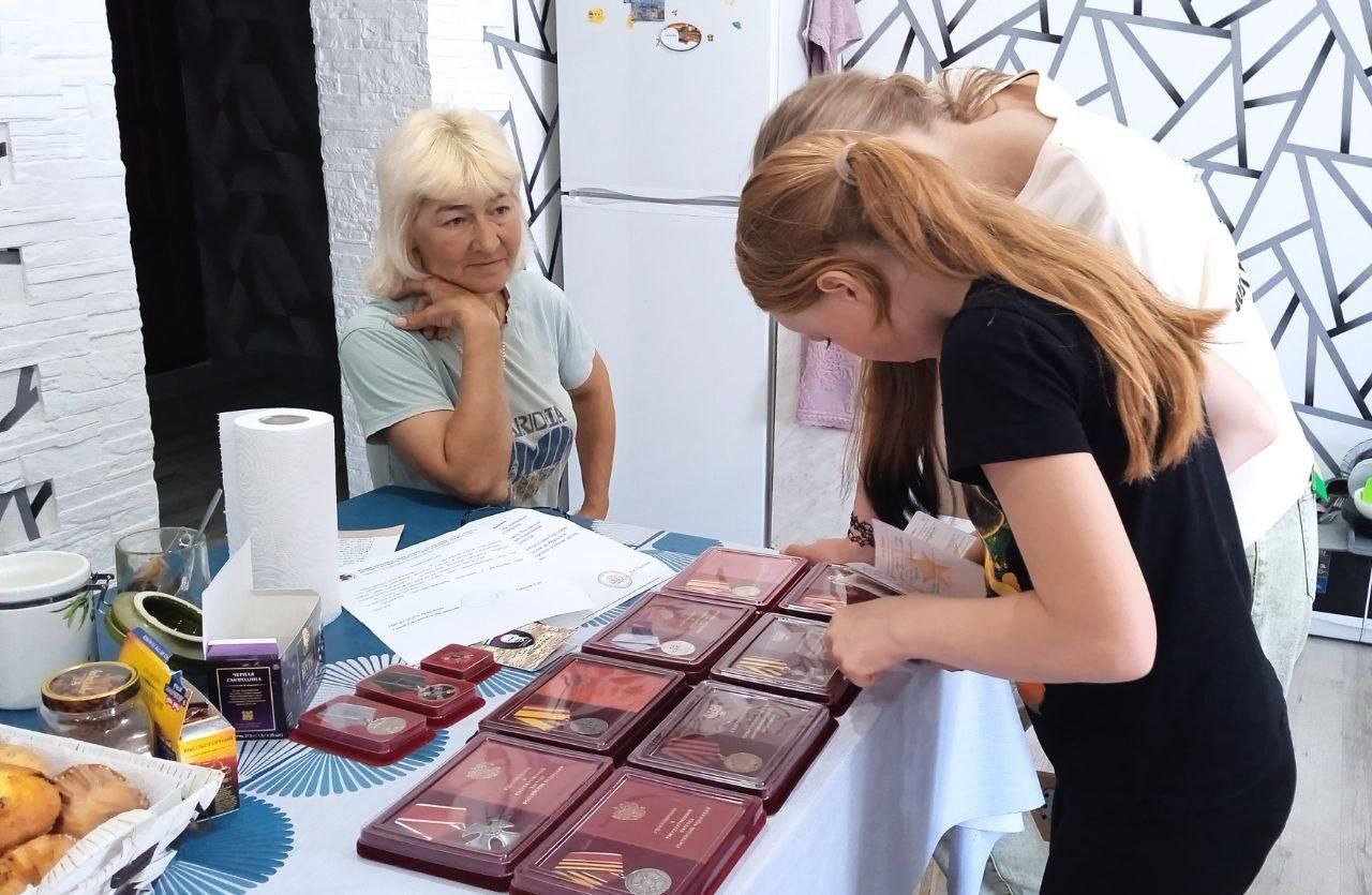 Тимуровский отряд &quot;Каменские лучики&quot; и активисты Движения Первых в преддверии Дня России поздравили маму участника специальной военной операции.